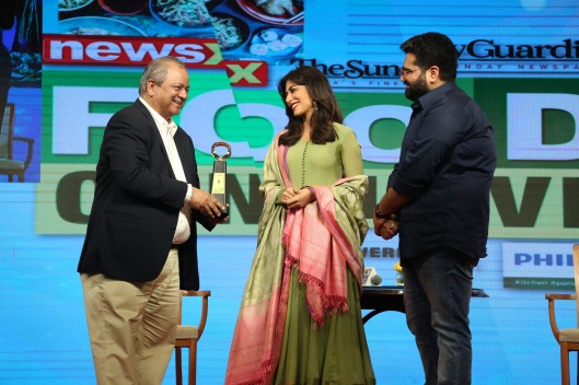 Kartikeya Sharma, Founder and Promoter, iTV Network and Bollywood actress Chitrangada Singh falicitates Chef Hemant Oberoi
